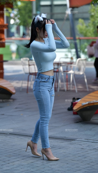 抓拍身材近乎完美的风尚紧身牛仔裤美腿女神[DS-1282]