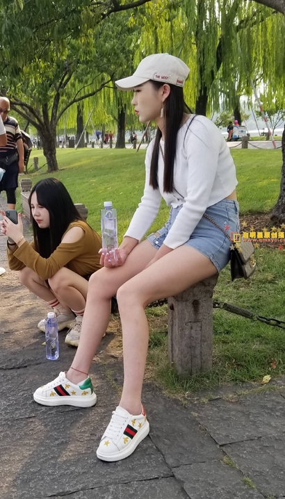 一个温婉娴淑的风尚热裤大长腿美女[WT-V313]