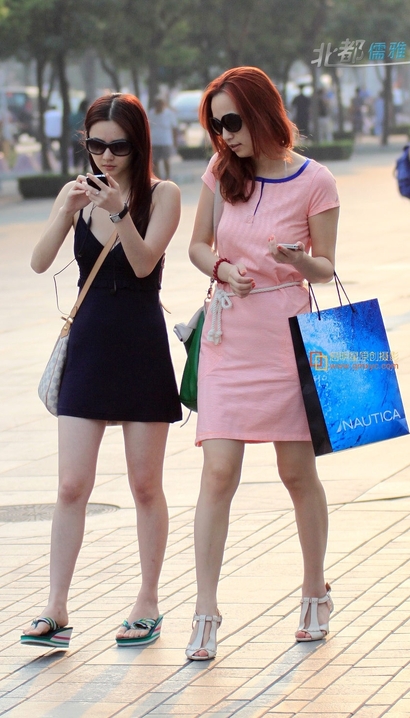 街拍柳娇花媚的性感小短裙宽臀辣妹[OC-7Z8Y]