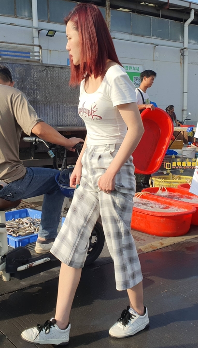 抓拍明艳动人的前卫优雅服饰翘臀女神[EG-O00L]