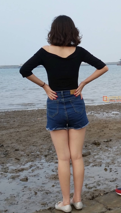 一个妍姿艳质的时尚热裤紧臀女孩[TK-0XT9]