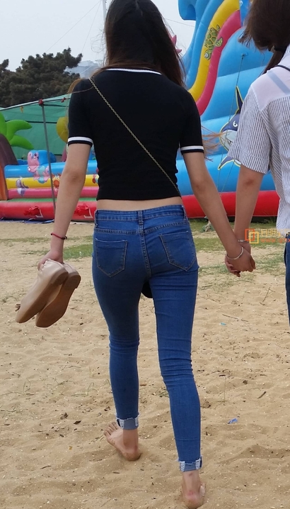 街拍仪态万千的小清新牛仔裤宽臀辣妹[XI-23U1]