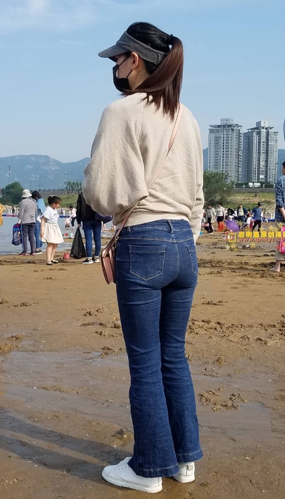偶遇清艳脱俗的小清新紧身牛仔裤圆臀女孩[MK-AI05]