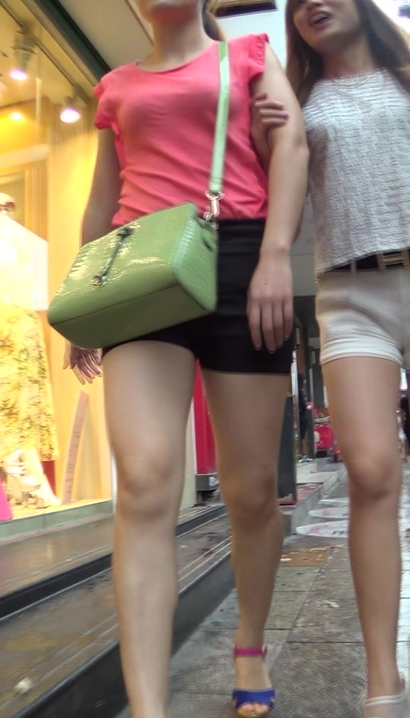 【视频】抓拍颜值很高的小清新优雅装扮翘臀女生[WV-I15O]