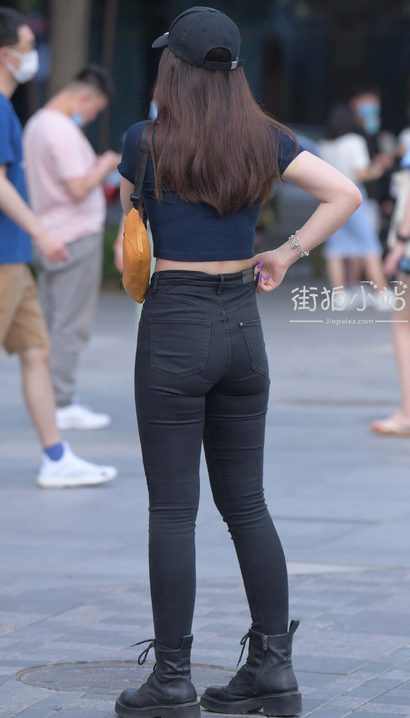抓拍气质出众的气质牛仔裤宽臀女神[YG-JX49]