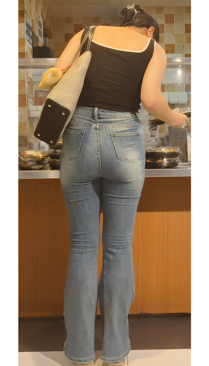 街拍身材匀称的前卫牛仔裤宽臀女生[ZJ-87M2]