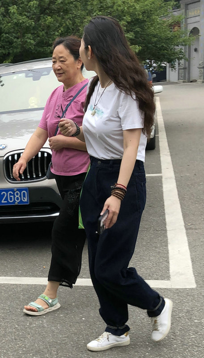 街拍桃腮杏脸的时尚个性服饰紧臀御姐[IJ-T1T7]