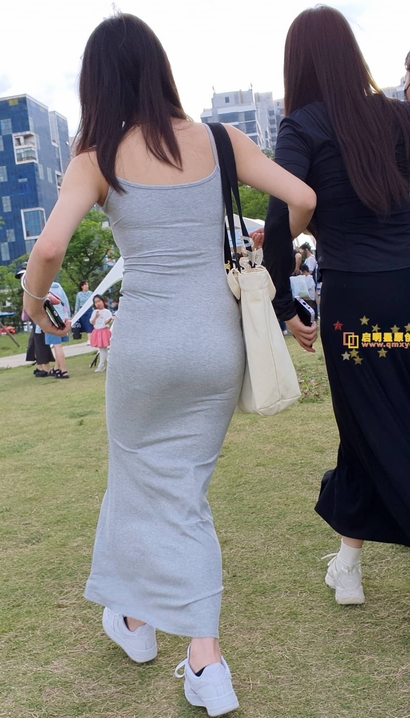 一位前凸后翘的时髦裹臀裙美腿女生[ET-367O]