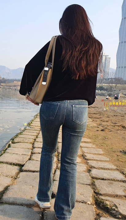 一位气质非凡的潮流紧身牛仔裤翘臀小姐姐[PM-L1RX]