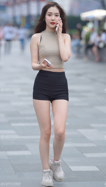 街拍貌若天仙的前卫热裤紧臀女孩[NI-CRB4]