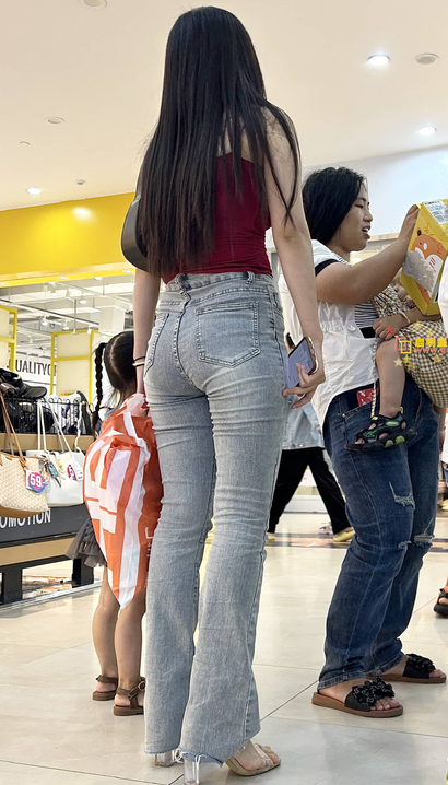 偶遇明艳动人的时尚牛仔裤宽臀靓女[QC-I28L]