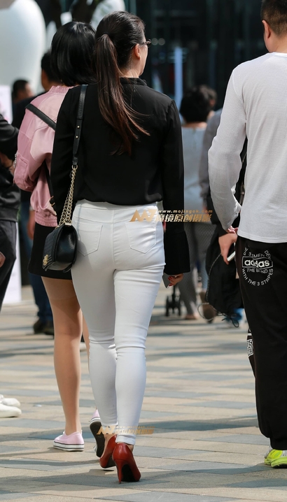 抓拍小家碧玉的前卫紧身裤宽臀靓女[YD-N8LU]