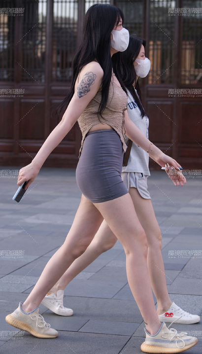 一个婀娜多姿的风尚小短裙美腿辣妹[XX-94CQ]