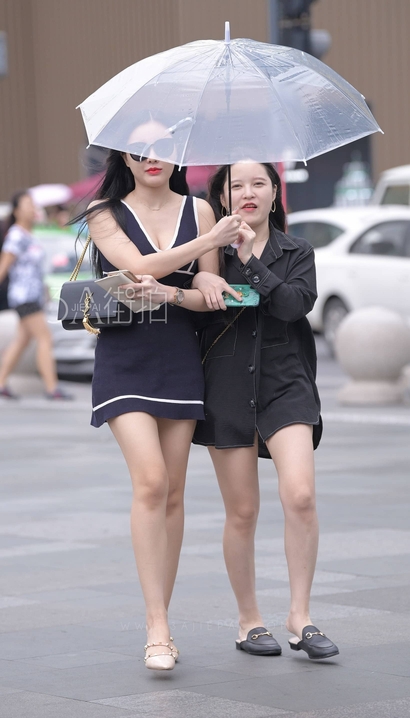 街拍绝代佳人的前卫包臀裙宽臀女孩[AI-L16O]