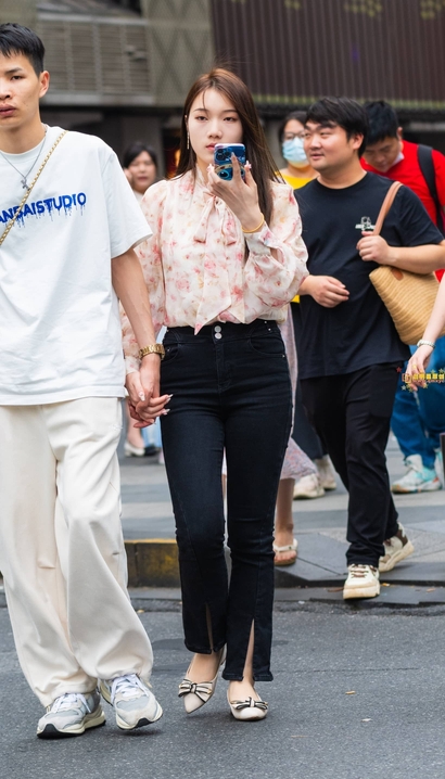 一位楚楚动人的时尚紧身牛仔裤紧臀靓女[WD-T87H]