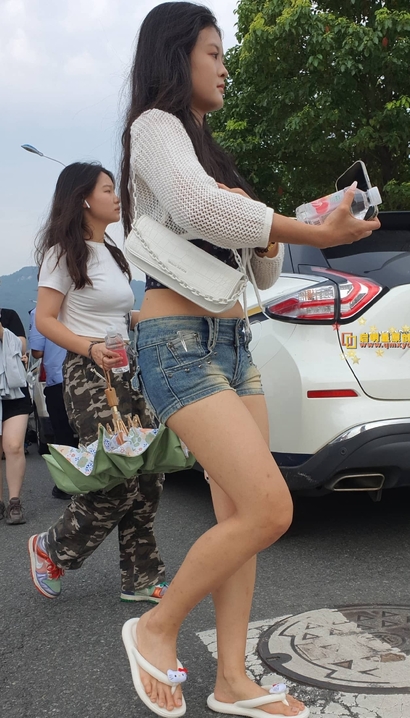 街拍娥娜翩跹的潮流热裤大长腿女神[QN-3596]