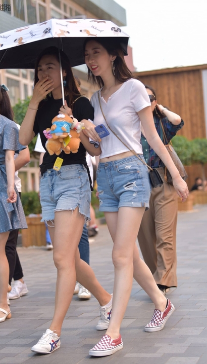 偶遇举步轻摇的小清新热裤大长腿女生[QV-71S8]
