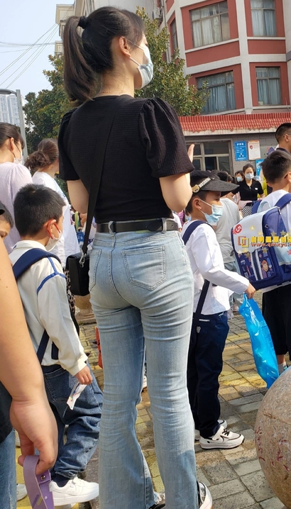 偶遇出尘脱俗的性感牛仔裤圆臀美眉[FS-J402]