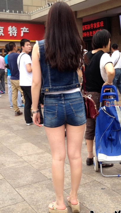 街拍翩若惊鸿的风尚热裤圆臀女生[JG-6EO5]