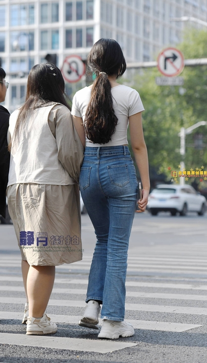 抓拍花容月貌的性感紧身牛仔裤宽臀美女[TD-WK64]