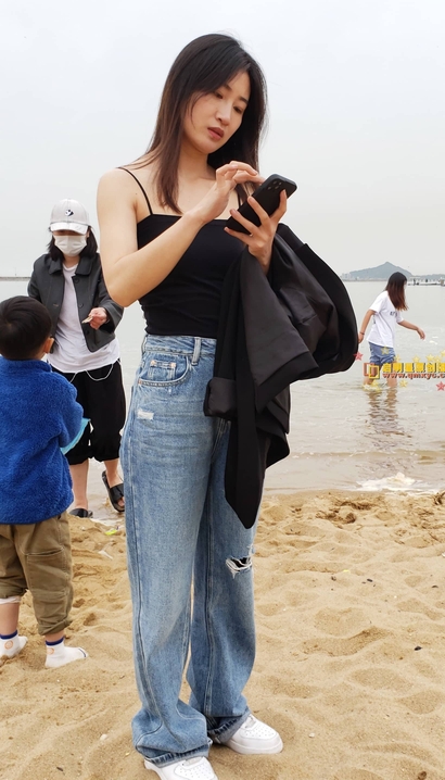 一个身段迷人的潮流牛仔裤大长腿靓女[JC-DCG9]