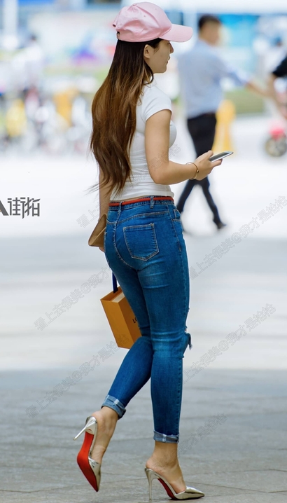 一位桃羞杏让的极品牛仔裤美腿小姐姐[XG-F92A]