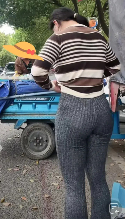 一个巧笑倩兮的新潮紧身裤圆臀美眉[SK-8HLL]