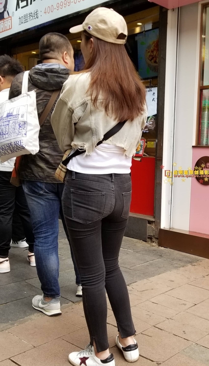 一位仙姿玉色的时髦牛仔裤美臀美女[EY-0KEA]