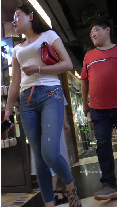 【视频】偶遇柳眉杏眼的时髦牛仔裤美腿女孩[SZ-6A19]