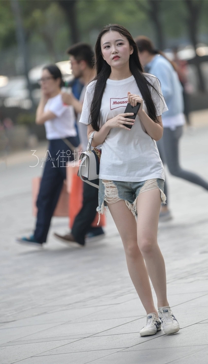一个俏丽多姿的时髦热裤圆臀靓女[OT-1BS1]
