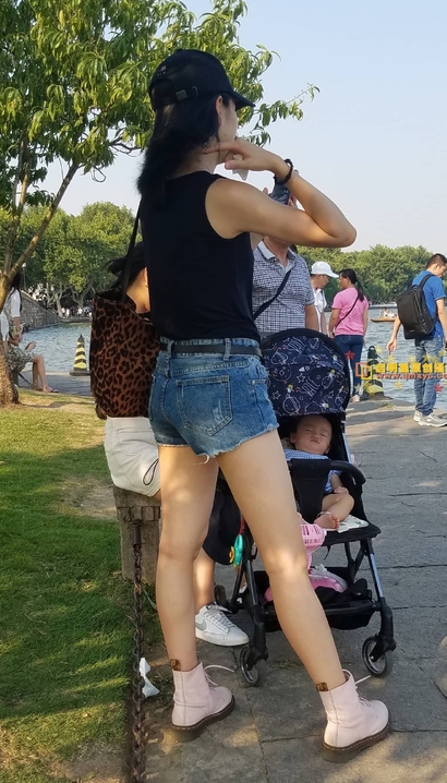 一位大家闺秀的时尚热裤长腿御姐[VQ-IX91]