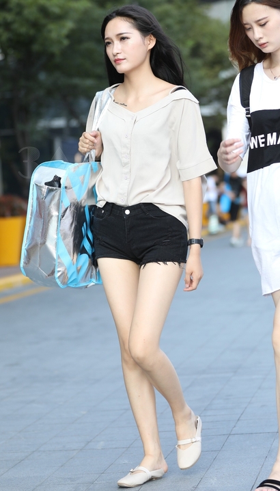 街拍国色天资的小清新热裤美腿美女[LQ-G52J]