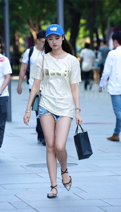 街拍举步轻摇的时髦热裤翘臀靓女[RA-5HUQ]