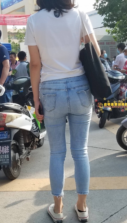 抓拍娉婷婀娜的气质紧身牛仔裤紧臀小姐姐[GJ-OZO6]
