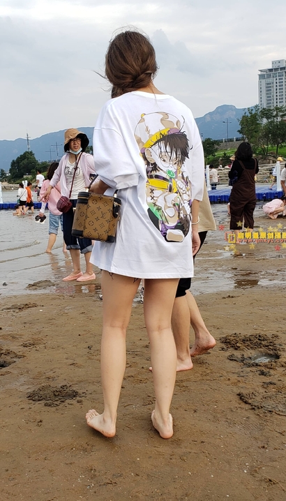 一位楚楚动人的时髦热裤紧臀靓女[EA-5S7K]
