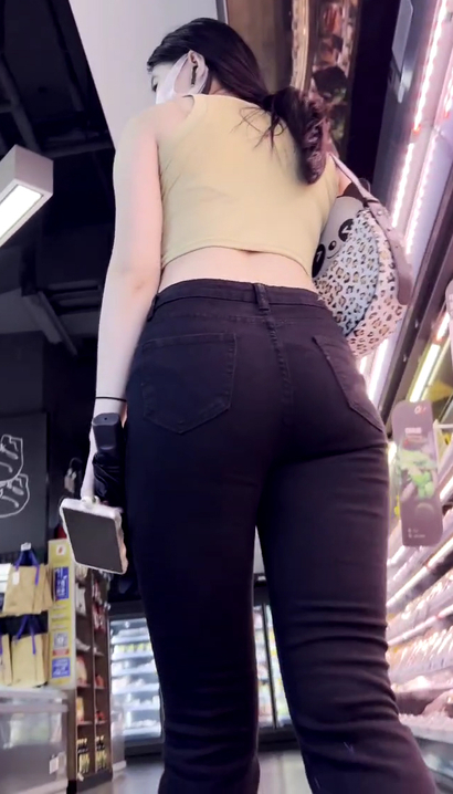 【视频】一个仪态万千的极品紧身牛仔裤圆臀靓女[DX-YMXE]