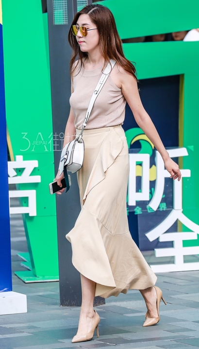 一位温婉娴淑的潮流小短裙紧臀美女[PI-6N19]