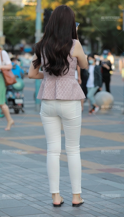 一个袅袅婷婷的时髦紧身裤圆臀女生[NX-TH4Z]