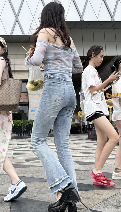 一个身材匀称的潮流紧身牛仔裤翘臀辣妹[IU-5T7A]