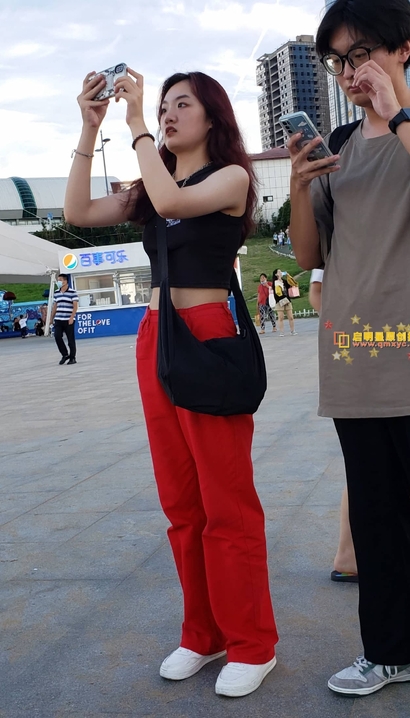 一位前凸后翘的性感优雅装扮美腿辣妹[IC-G79P]