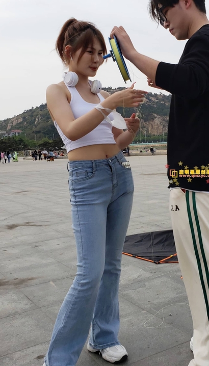 街拍肤如凝脂的时尚紧身牛仔裤圆臀小姐姐[XD-9QRT]