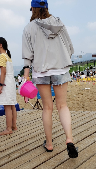 街拍清艳脱俗的小清新热裤丰臀美眉[CI-2918]