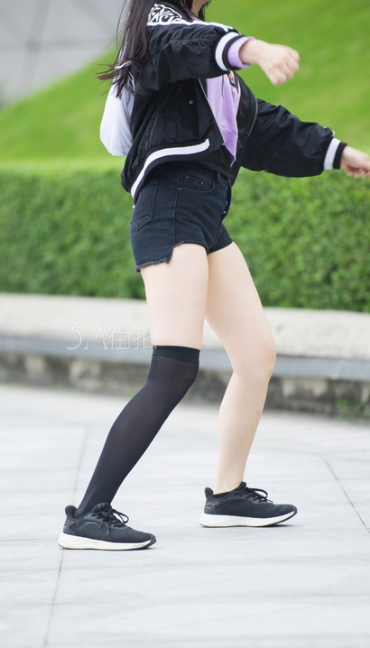 抓拍出尘脱俗的潮流热裤长腿美眉[OU-2Y0U]