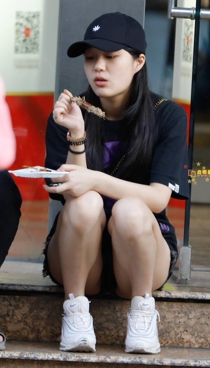 街拍香肌玉肤的前卫热裤翘臀女神[EJ-9S41]