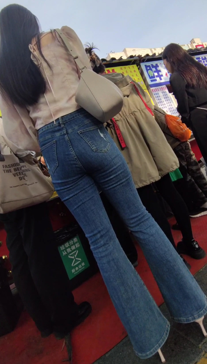 【视频】街拍袅袅婷婷的潮流紧身牛仔裤美臀女孩[RW-8SA9]