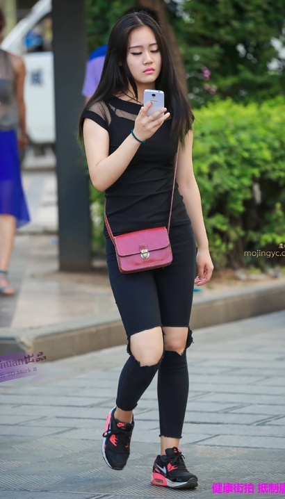 偶遇小家碧玉的时髦紧身牛仔裤紧臀女生[ME-6098]