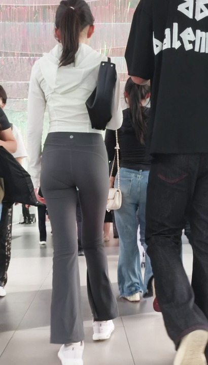 【视频】街拍花枝招展的极品紧身裤紧臀小姐姐[ML-O32L]