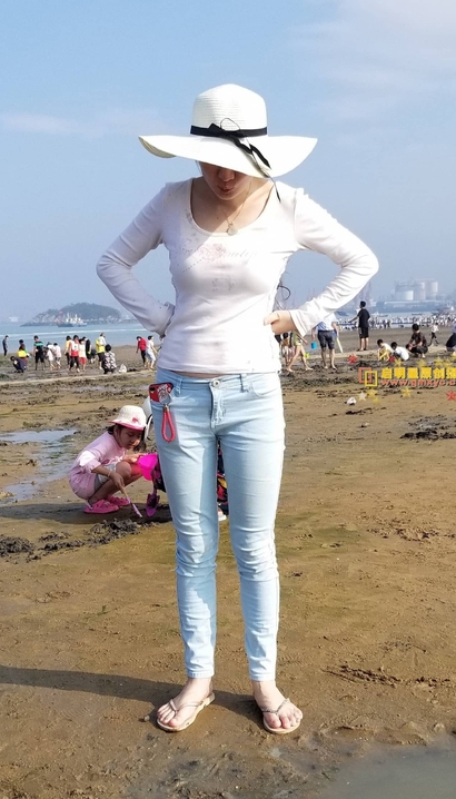 一位清丝纠缠的性感牛仔裤美腿小姐姐[BY-110Z]