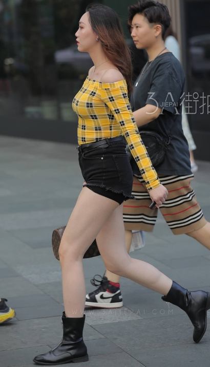 街拍桃羞杏让的前卫热裤美腿御姐[QI-MIB1]