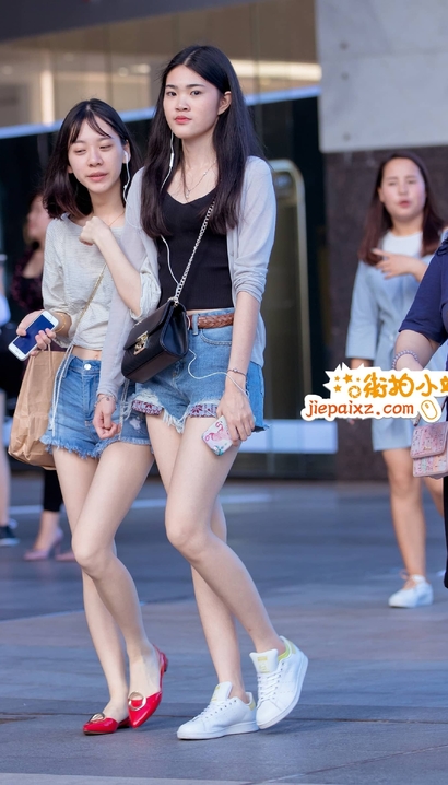 街拍艳冠群芳的小清新热裤圆臀小姐姐[BF-3H2X]